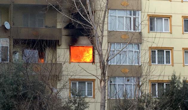 Ev sahibine sinirlendi, evini yaktı!