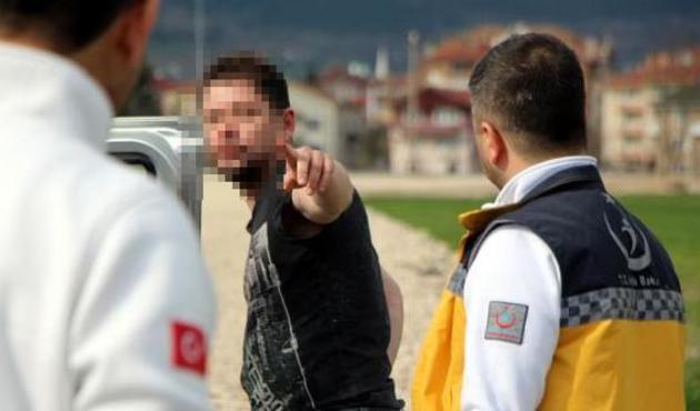 Uyuşturucunun etkisi ile aracının yanında hareketsiz yatıyordu!