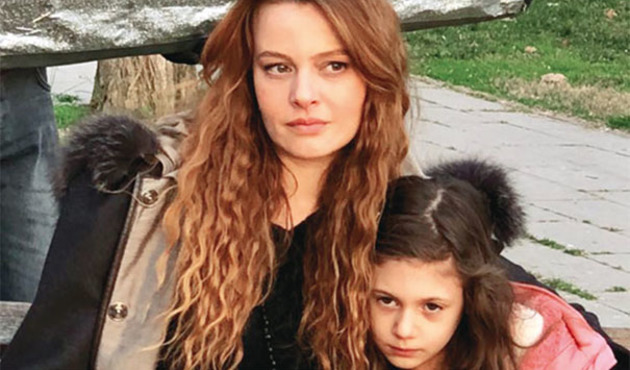 Otizmli kızıyla tek başına kalan anne!