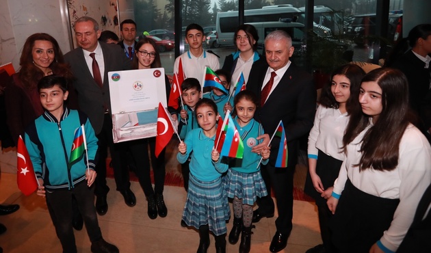 Azerbaycanlı öğrencilerden Mehmetçik'e mektup var!