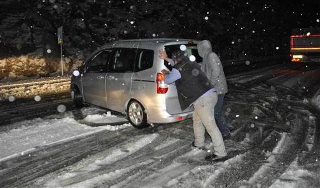 Kar yağışı trafiği durma noktasına getirdi!