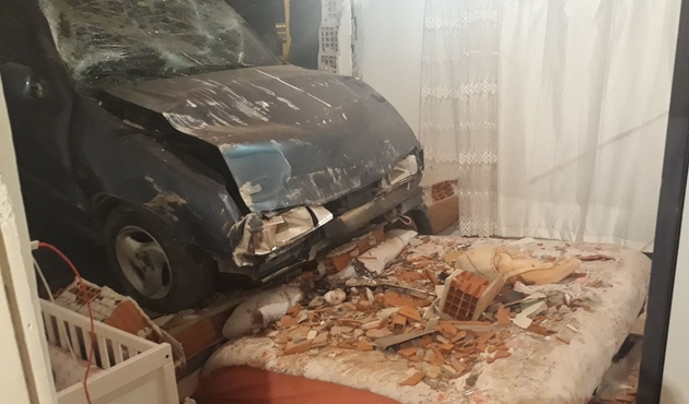 Freni boşalan otomobil duvarı delip yatak odasına girdi...