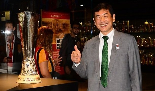 Japon Büyükelçisi, UEFA Kupası ile fotoğraf çektirdi!