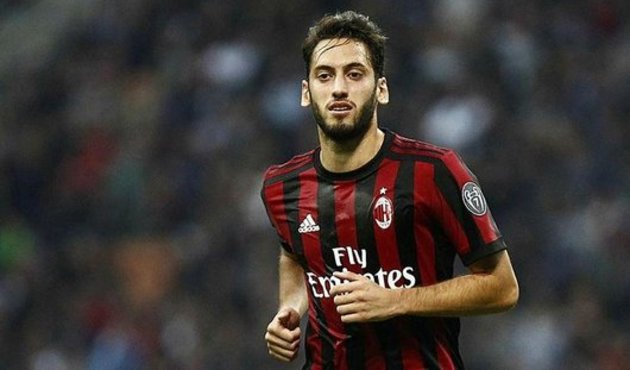Hakan Çalhanoğlu derbide deplasman tribününde!