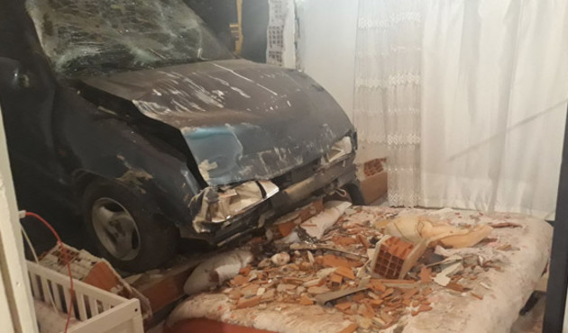 Freni boşalan otomobil yatak odalarına girdi!