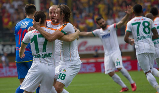 Alanyasporlu futbolcular kaza geçirdi!