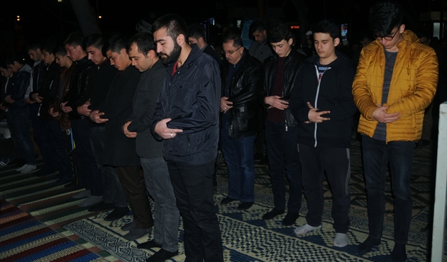 Kahramanmaraşlı vatandaşlar kent meydanında şükür namazı kıldı...