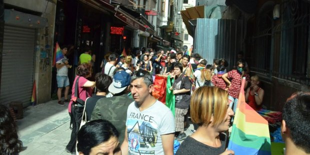 Taksim'de gergin anlar... LGBT yürüyüşüne polis müdahalesi