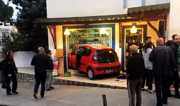 Eve gitmek isterken otomobili ile markete girdi!