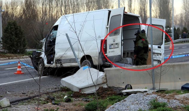 Polis noktasındaki bariyerlere çarpan beyaz minibüs alarmı!