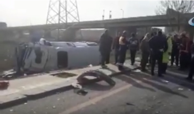 Ankara-İstanbul yolunda yolcu minibüsü devrildi / VİDEO
