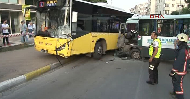Minibüsün lastiği patladı, Bağdat Caddesi'nde faciadan dönüldü...