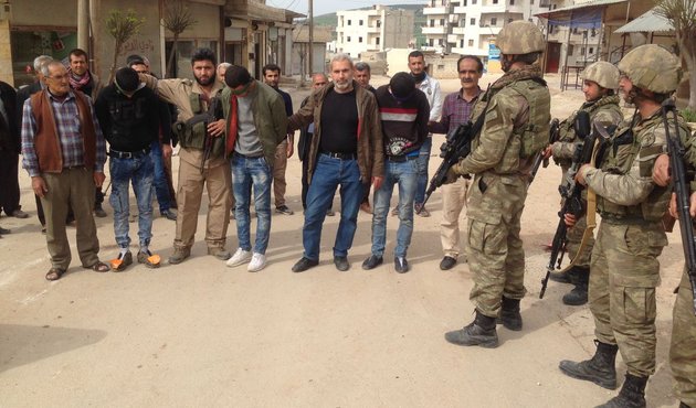 Afrin halkı teröristleri gruplar halinde TSK'ya teslim ediyor!