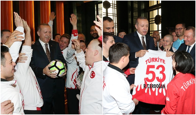 Down sendromlu sporcular Erdoğan'la buluştu!