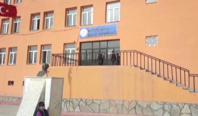 Okul müdürünü sırtından bıçakladı!