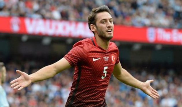 Hakan Çalhanoğlu forma tasarımını değerlendirdi!