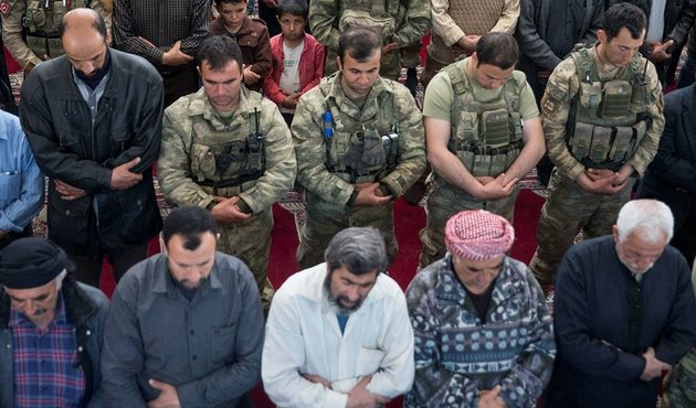 Halk ile Mehmetçik birlikte saf tuttu