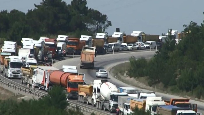 İstanbul'da feci kaza: 1 kişi öldü, yolda araç kuyruğu oluştu
