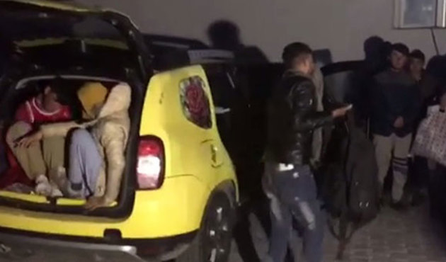 Taksinin içinden 12 kaçak çıktı!