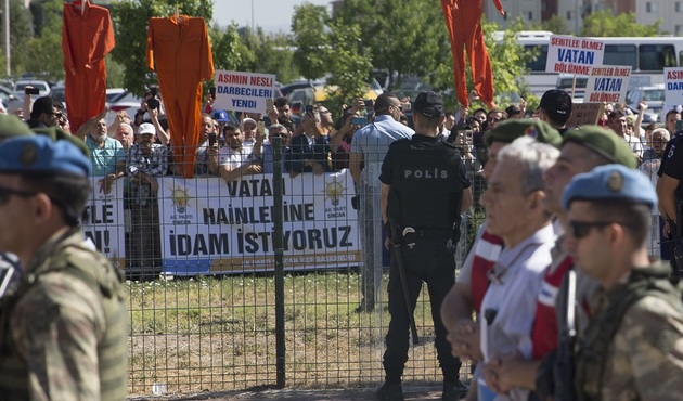 Darbecilerin yakınları gaziyi yumrukladı!