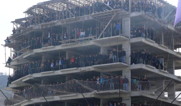 Taraftarlar maçı çatıdan izledi!