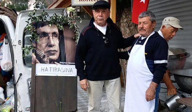 Stephen Hawking için lokma döküp dağıttılar!