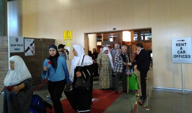 Turistler  su takı ve çiçeklerle karşılandı!