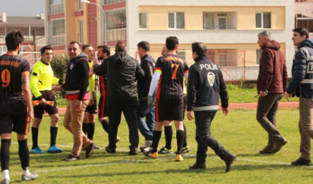 Hakem futbolcuya saldırdı!