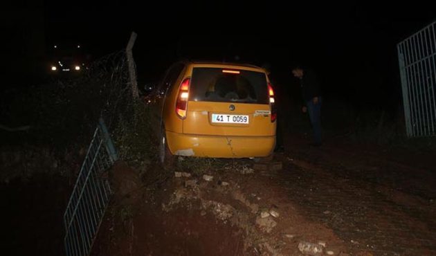 Taksinin içinde çaresizce kurtulmayı bekledi!