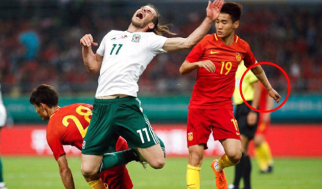 Çin Futbol Federasyonu dövmeyi yasakladı!