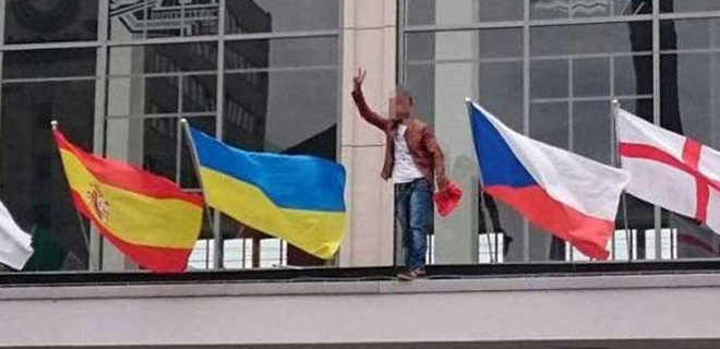 Türk Bayrağı'na büyük terbiyesizlik! Böyle skandal görülmedi