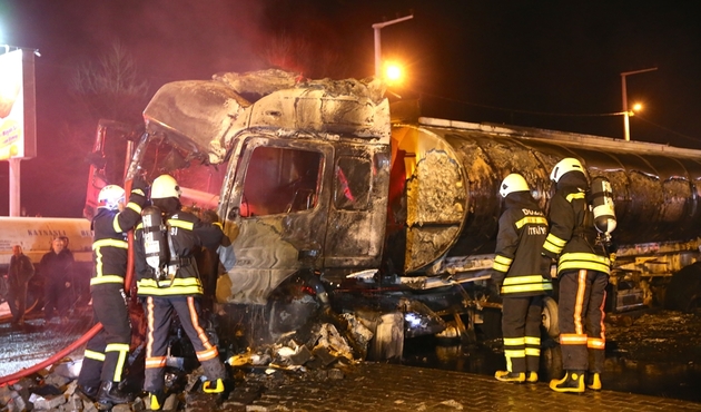 Madeni yağ yüklü tanker alev, alev yandı/VİDEO...