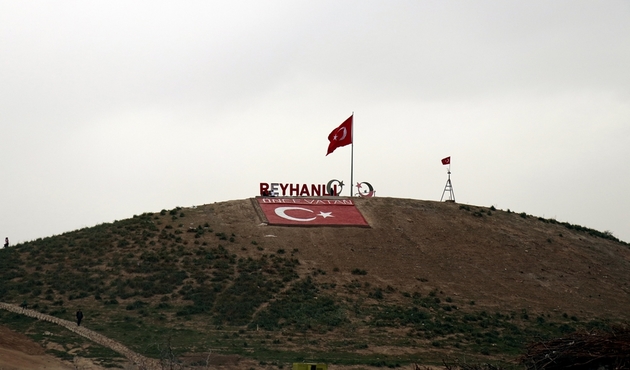 Afrin sınırındaki tepeye dev Türk bayrağı...