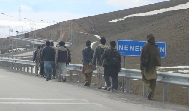 İran sınırından yürüyerek Türkiye'ye kaçıyorlar...