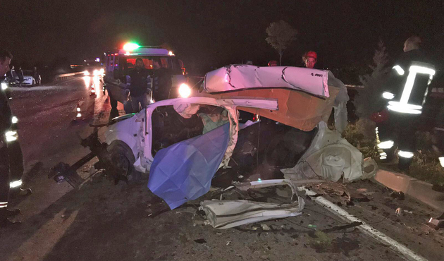 Refüjü aşıp karşı yönden gelen araçlara çarptı: 1 ölü, 2 yaralı...