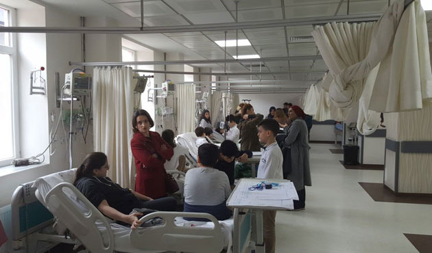 Sınıfta sıkılan parfüm 18 kişiyi hastanelik etti!