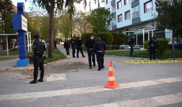 Kızı ve iki arkadaşına kurşun yağdırdı...