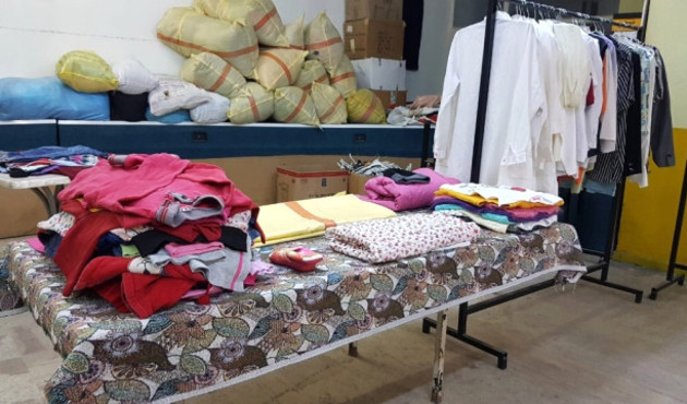 Bedava kıyafet dağıtan sosyal marketi soydular!