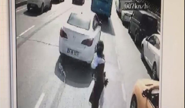 Siyahi kadın biri bebek iki çocuğu yola bırakıp kaçtı!