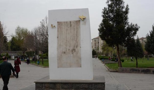 İnsan Hakları Evrensel Bildirgesi yazılı levha çalındı!
