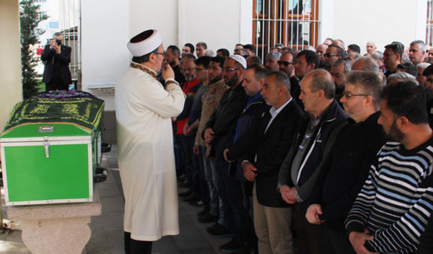 Cenazede tabut açıldı! İçine bakan şoke oldu...