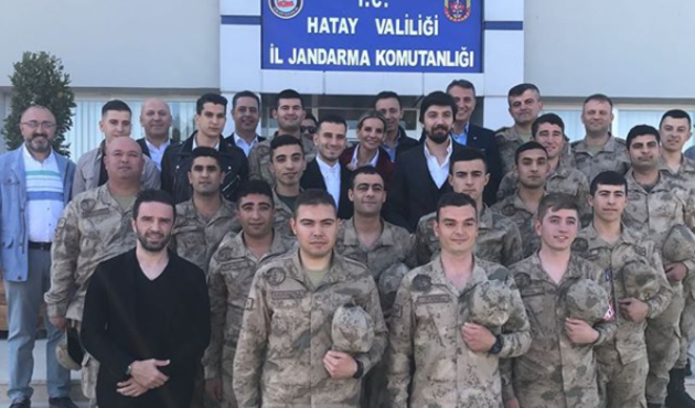 Sanatçılar ve futbolcular aynı uçakta sınıra gitti...