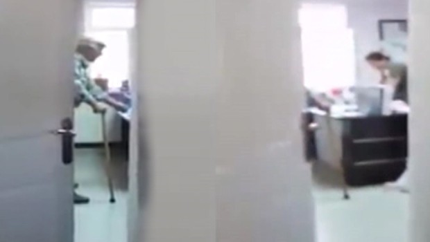 Odasına izinsiz giren yaşlı hastaya bağıran doktora tepki yağdı!