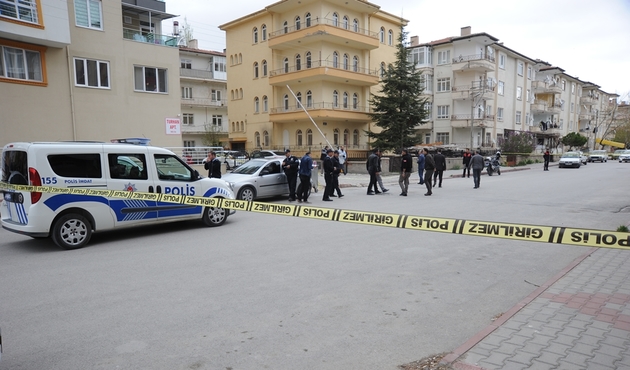 Eşi ve kayınvalidesine sokak ortasında kurşun yağdırdı...