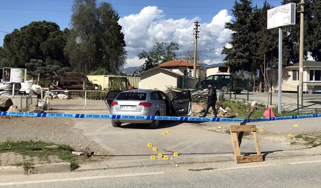 İzmir'de silahlı, bıçaklı kavga: 1 ölü, 3 yaralı...