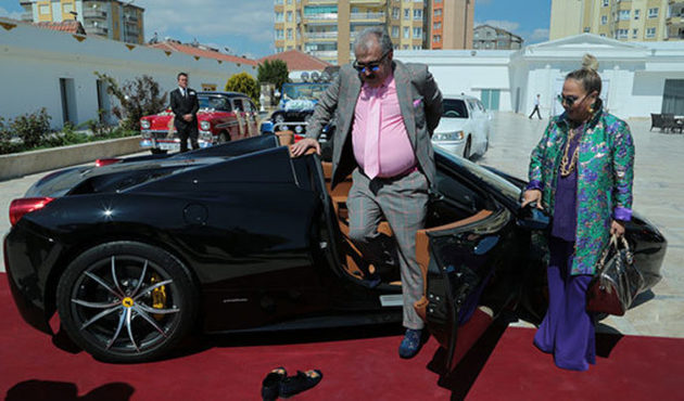 Ferrari'ye kıyamayıp ayakkabılarını çıkardı!