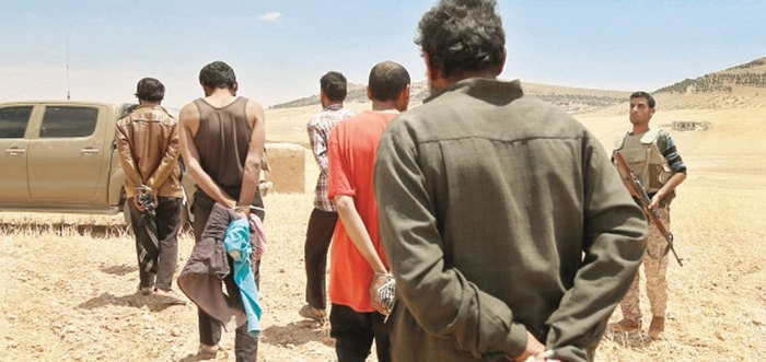 Tek tek evleri basıldı! PYD  o gençleri Esed’e verdi