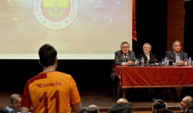Galatasaraylı taraftardan Aziz Yıldırım'a şok soru! / VİDEO