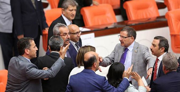 Aracından terörist çıkan HDP'li Meclis'i karıştırdı!