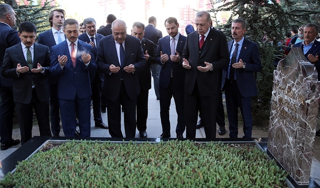 Cumhurbaşkanı Erdoğan, Türkeş'in mezarını ziyaret etti...
